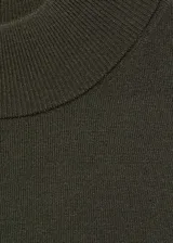 Vestido midi verde militar de punto fino, cuello perkins y manga larga. Diseño recto y oversize con aberturas laterales en el bajo.