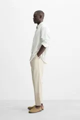 Pantalón azul marino de corte recto, con cintura elástica ajustable con cordón, bolsillos laterales y traseros.
