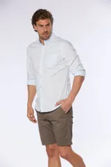 Bermuda color beige, de corte clásico, confeccionada en algodón y spandex.