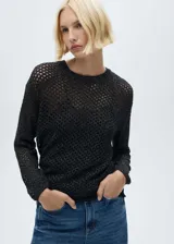 Sweater negro de tejido de punto calado con lúrex, cuello redondo y manga larga.