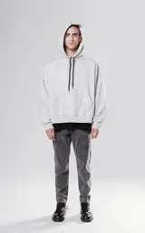 Hoodie gris claro de corte cropped, con capucha y cordones negros con texto blanco.