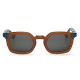 Lentes de sol Mr Boho modelo Kerns, con montura cuadrada color marrón y detalles en azul y verde en los laterales.