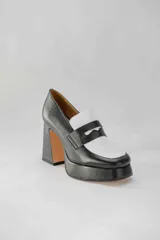 Mocasines color beige con estampado de piel de cocodrilo, plataforma y tacón cuadrado.