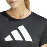Remera deportiva negra de poliéster reciclado, con cuello redondo, mangas cortas y logo Adidas estampado en blanco en el pecho.