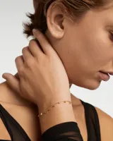 Pulsera dorada con cadena fina y ocho colgantes de circonitas cúbicas multicolores.