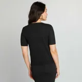 Sweater negro de tejido de punto fino, con cuello redondo y mangas cortas.