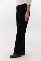 Pantalón de pana color marrón, con corte recto y detalle de cintillo en la cintura.