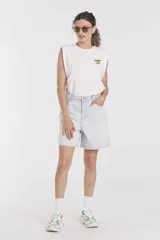 Tshirt blanca sin mangas con bordado artístico en el pecho.