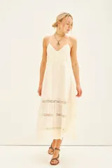 Vestido largo azul marino de breteles finos, línea "A" con volado en la parte inferior y detalles de puntillas alrededor de toda la prenda.