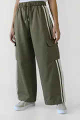 Pantalón negro de corte ancho con cintura elastizada y cordón ajustable. Presenta una franja vertical blanca a lo largo de la pierna y un bolsillo tipo cargo en el muslo.
