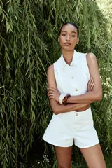 Short de jean blanco con tiro medio, cinco bolsillos y bordados florales en los laterales.