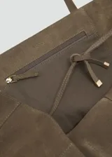 Bolso shopper grande de piel serraje color marrón, con doble asa de hombro y cierre de lazo.