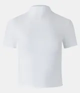 Remera marrón de ribana con cuello alto y mangas cortas.