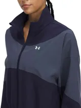 Campera deportiva Under Armour Rival Woven para mujer, color lila y blanco, con cierre frontal, cuello alto y logo bordado en el pecho.