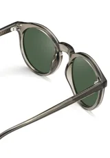 Gafas de sol Eco Shades Fontana con montura redonda gris y lentes verdes. Fabricadas con acetato biodegradable y lentes de PMMA reciclado.