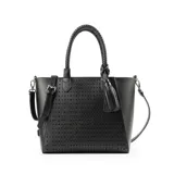 Cartera tote negra de cuero sintético con textura perforada. Tiene doble asa corta trenzada, correa larga regulable y desmontable, cierre superior, bolsillo interno con cierre y dos bolsillos abiertos. Incluye un charm de borla colgante.