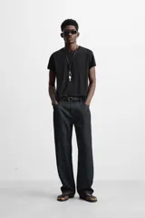 Camiseta azul oscuro de corte slim fit con mangas cortas y cuello redondo.