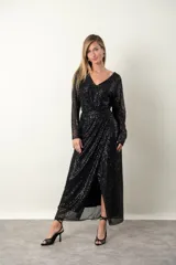 Vestido largo negro de tul con spandex bordado y lentejuelas, corte cruzado, escote en V y mangas largas.