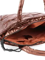Bolso tipo shopper plateado con diseño acolchado horizontal. Tiene doble asa de hombro y cierre superior con tirador. Incluye bolsillo interior con cierre y compartimento para laptop de hasta 15".