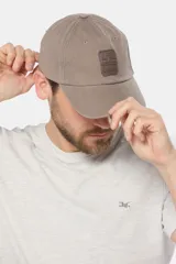 Gorra de béisbol azul de lona con logo en el frente.