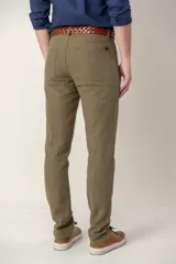 Pantalón de vestir color verde oliva, de corte recto, con cinco bolsillos y presillas para cinturón.