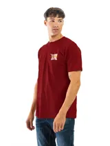 Remera celeste con estampado circular en el pecho, con texto en verde y negro.