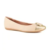 Zapato chatito Usaflex color beige con puntera dorada y aplique metálico dorado.