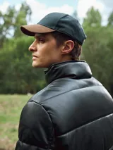 Gorro de sarga verde oscuro con visera marrón y bordado frontal con la leyenda "Originals Crew" en marrón.
