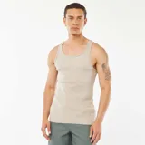 Musculosa beige de algodón con textura acanalada, corte ajustado y cuello redondo.