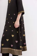Vestido largo negro de viscosa con bordados de corazones en el cuerpo y ruedo con jacquard de lurex.