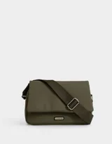 Bandolera color verde militar, de tela engomada, con solapa con broche imantado, correa regulable y tag de goma con logo "LA CLUB 1979".