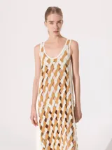 Vestido largo hasta tobillos con tejido calado en tonos beige y marrón, abierto en el frente y con cintas regulables en la espalda.