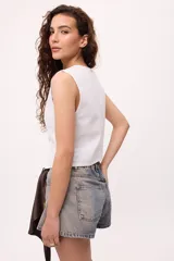 Chaleco marrón con escote en V y cierre cruzado con dos botones.