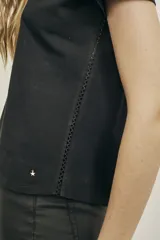 Remera negra de algodón peinado con calce al cuerpo y detalle bordado en el lateral.