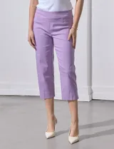Pantalón capri color beige de gabardina elastizada, marca Zac & Reachel. Pretina ancha elastizada. Delantera y trasera con bolsillos simulados.