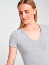 Camiseta rosa de manga corta con cuello en V y corte entallado.