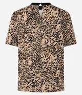 Blusa de mangas cortas con estampado de leopardo, cuello redondo negro y corte slim.