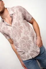 Camisa de manga corta con estampado de hojas color beige.