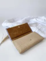 Billetera de cuero color crema, lila y beige con cierre de broche y monedero externo.