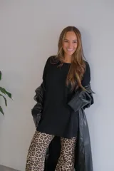 Buzo negro de viscosa, de corte amplio y mangas largas.