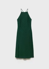 Vestido midi verde oscuro con estampado de rayas diagonales finas, cuello halter y tirantes finos.