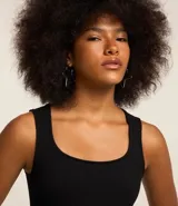 Body musculosa color blanco, confeccionado en poliamida seamless con textura acanalada y escote cuadrado.