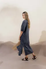 Vestido largo rojo con escote en V, mangas abullonadas con elástico en el puño y detalle de pespunte en contraste. Presenta un canesú con efecto punto smock y bolsillos laterales.