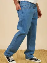 Pantalón de jean celeste de corte recto.