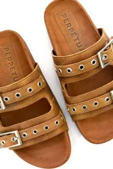 Sandalias de cuero color tostado, con doble tira y hebillas plateadas.
