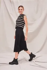 Falda midi de viscosa negra, con corte fluido y ligera abertura frontal.