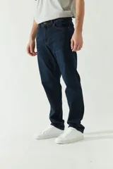 Pantalón de jean celeste de corte recto, con cintura regular y tiro medio. Presenta un pequeño agujero en la rodilla derecha y logo bordado en el bolsillo delantero. Confeccionado en algodón con spandex.