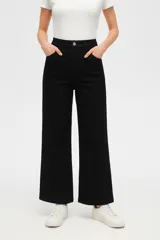 Pantalón de jean negro, ancho y de calce alto.