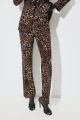 Pantalón largo de tiro alto con estampado animal print de leopardo en tonos marrones. Tiene bolsillos laterales y cierre frontal con cremallera, botón interior y gancho metálico.