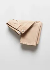 Pantalón de jean color beige, corte mom fit, tiro alto, cinco bolsillos y cierre con cremallera y botón.